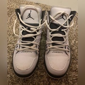JORDAN 1 FLIGHT
WHITE/NIGHT STADIUM-MITT BILVER
BLANC/NUTSTO-ARGMAT,